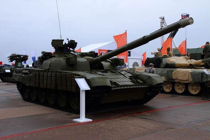 Xe tăng nâng cấp T - 72UA4 của Ukraine (trái) và T- 72M1M của Nga (phải)
